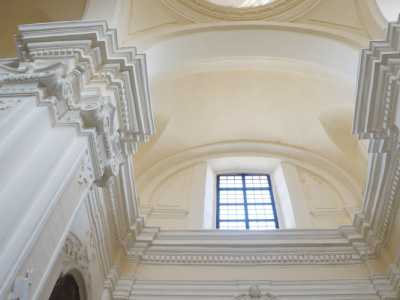 Ma � alzando lo sguardo che la chiesa ci restituisce la solennit� perduta. L�ambiente a croce greca, scandito da quattro pilastri, � coperto da volte...